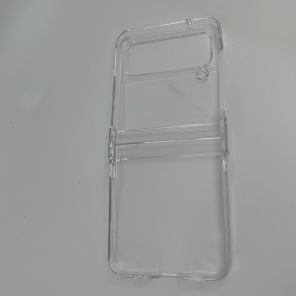 Galaxy Z Flip4 Clear Slim Cover: Embrace Elegance with Transparency - Picture 3 of 3